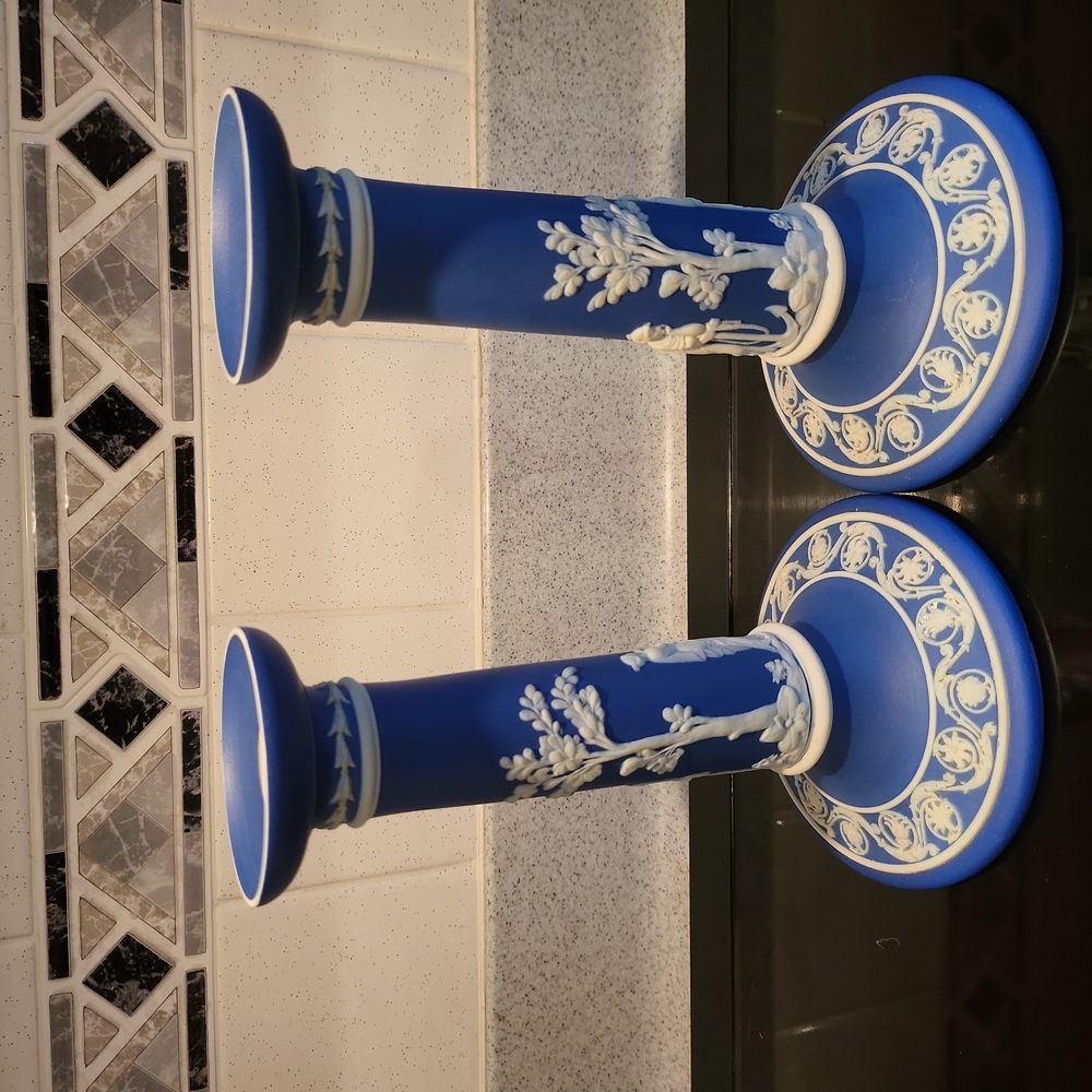 Pair of Dark Blue Wedgwood Jasperware Candlesticks Candle Holders 7 3/4" - Picture 2 of 16